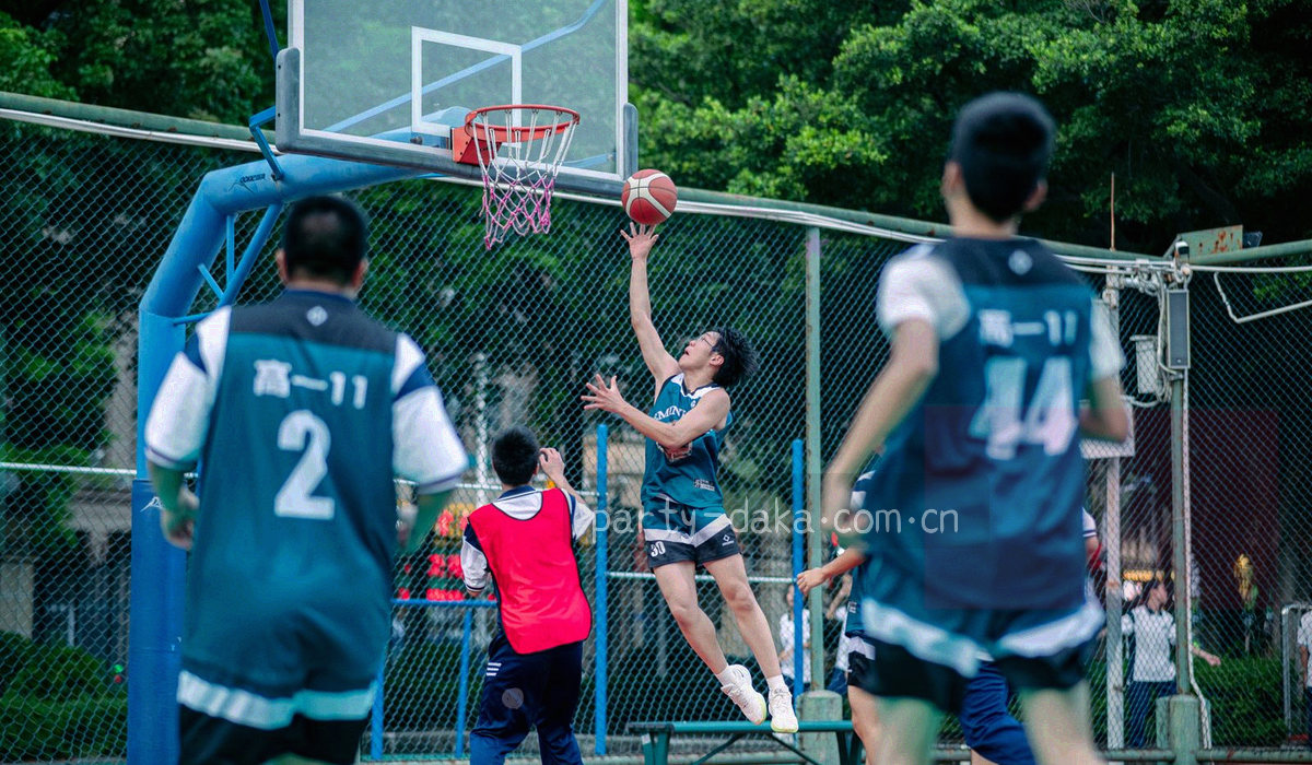 明亮客服工作台上摊开的便签、头戴式耳机与一盆绿植的俯拍